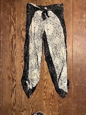 No Boundaries Black and White Paisley Lounge Pants